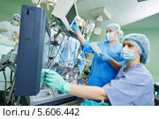 Хирургические ассистенты, работающие с искусственным клапаном сердца в кардиологической клинике. Стоковое фото, фотограф Дмитрий Калиновский / Фотобанк Лори