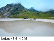 Пляж Рамберг пасмурным днем. Норвегия, Лофотенские острова. Стоковое фото, фотограф Юрий Брыкайло / Фотобанк Лори