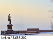Туманная набережная Невы (2014 год). Редакционное фото, фотограф Александр Алексеев / Фотобанк Лори