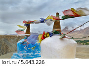 Буддийские символы, разноцветные флажки с молитвами (2012 год). Стоковое фото, фотограф Наталия Евмененко / Фотобанк Лори