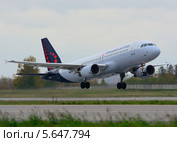 Airbus A320 (бортовой OO-SNB) авиакомпании Brussels Airlines вылетает из Домодедова (2013 год). Редакционное фото, фотограф Alexei Tavix / Фотобанк Лори