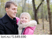 Счастливый отец и дочь в осеннем лесу. Стоковое фото, фотограф Losevsky Pavel / Фотобанк Лори