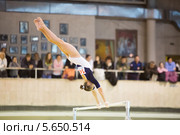 Спортивная гимнастика, девушка выполняет упражнения на брусьях (2012 год). Редакционное фото, фотограф Losevsky Pavel / Фотобанк Лори