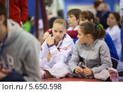 Спортсменки готовятся к выступлению в зале стадиона Динамо на XIX Международном турнире по гимнастике на Кубок Воронина 15 декабря 2012 года в Москве, Россия. Редакционное фото, фотограф Losevsky Pavel / Фотобанк Лори