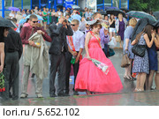 Промокшие выпускники школ Заводоуковского района (2013 год). Редакционное фото, фотограф Анатолий Матвейчук / Фотобанк Лори