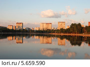 Гольяновский пруд в лучах теплого закатного света, Москва (2011 год). Стоковое фото, фотограф lana1501 / Фотобанк Лори