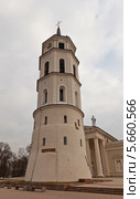 Колокольня (XVIII в.) Кафедрального Собора Святого Станислава (Vilniaus Sv. Stanislovo ir Sv. Vladislovo arkikatedra bazilika). Вильнюс, Литва (2014 год). Стоковое фото, фотограф Иван Марчук / Фотобанк Лори