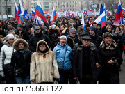 Вид на колону шествия в поддержку соотечественников на Украине в центре города Москвы (2014 год). Редакционное фото, фотограф Николай Винокуров / Фотобанк Лори