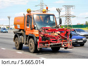 Коммунальный автомобиль Unimog (2012 год). Редакционное фото, фотограф Art Konovalov / Фотобанк Лори