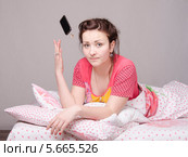 Молодая девушка в постели кинула телефон. Стоковое фото, фотограф Иванов Алексей / Фотобанк Лори