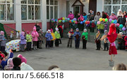 Подготовка к празднованию масленицы во дворе в детском саду (2014 год). Редакционное видео, видеограф Кекяляйнен Андрей / Фотобанк Лори