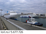Океанские лайнеры Thomson Spirit и Louis Cruises с туристами в Имеретинском порту во время олимпиады , Сочи (2014 год). Редакционное фото, фотограф Алексей Гусев / Фотобанк Лори