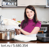 Темноволосая девушка готовит рыбный пирог на кухне дома. Стоковое фото, фотограф Яков Филимонов / Фотобанк Лори