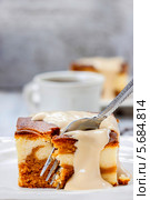 Ванильный торт с ирисками под карамельнм соусом. Стоковое фото, агентство BE&W Photo / Фотобанк Лори