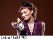Студийный портрет женщины с карнавальной маской в руке. Стоковое фото, фотограф Гурьянов Андрей / Фотобанк Лори