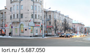 Автомобили газуют на улице Ленина. Город Курган (2013 год). Редакционное фото, фотограф Анатолий Матвейчук / Фотобанк Лори