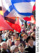 Мужчина держит Андреевский флаг на митинге в поддержку русских на Украине в Новопушкинском сквере города Москвы 10 марта 2014. Редакционное фото, фотограф Николай Винокуров / Фотобанк Лори
