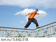 Брейк-данс. Мужчина танцует на заборе. Стоковое фото, фотограф Losevsky Pavel / Фотобанк Лори