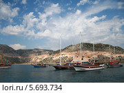 Парусные яхты в море у острова. Турция (2008 год). Редакционное фото, фотограф Elizaveta Kharicheva / Фотобанк Лори