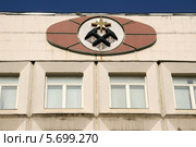 Эмблема геологов и горняков на здании МГРИ - РГГРУ. Москва. Стоковое фото, фотограф Щеголева Ольга / Фотобанк Лори