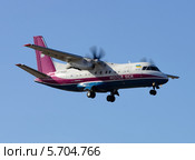 Самолет "Ан-140" (бортовой UR-14005) авиакомпании "Мотор-Сiч" на посадке во Внуково (2014 год). Редакционное фото, фотограф Alexei Tavix / Фотобанк Лори