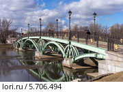Москва. Парк Царицыно. Мост через Средний Царицынский пруд (2014 год). Редакционное фото, фотограф Сергей Лаврентьев / Фотобанк Лори