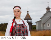 Девушка в национальной одежде на фоне церкви. Стоковое фото, фотограф Александр Новиков / Фотобанк Лори