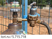 Элемент газового сварочного оборудования - кислородный баллон с вентилем, краном и шлангом на стройплощадке (2013 год). Редакционное фото, фотограф Абрамов Роман Николаевич / Фотобанк Лори