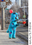 Бирюзовый монстр Салли голосует (2013 год). Редакционное фото, фотограф Анатолий Матвейчук / Фотобанк Лори