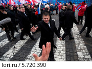 Делегация Крымского парламента приветствует россиян на митинге-концерте "Мы вместе" в поддержку присоединения Крыма и Севастополя к России на Красной площади города Москвы 18 марта 2014. Редакционное фото, фотограф Николай Винокуров / Фотобанк Лори