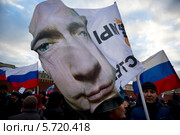 Люди на митинге-концерте "Мы вместе" в поддержку присоединения Крыма и Севастополя к России на Красной площади города Москвы 18 марта 2014. Редакционное фото, фотограф Николай Винокуров / Фотобанк Лори