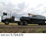 Перевозка гусеничного тягача на трале (2012 год). Стоковое фото, фотограф Ольга Анофриева / Фотобанк Лори