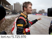 Пилот Формулы 1 Ромен  Грожан (команда Lotus F1 Team) показывает повреждения на в автомобиле Дастер, которые он получил на ледяной трассе "Гонки звезд" на приз журнала "За рулем" 23 февраля 2014. Редакционное фото, фотограф Николай Винокуров / Фотобанк Лори