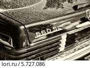 Фрагмент двухдверного купе Mercedes-Benz C107 (560SL),  "Олдтаймер шоу" в MAFZ, 19 мая 2013 г., Германия. Редакционное фото, фотограф Sergey Kohl / Фотобанк Лори