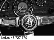Руль и приборная панель автомобиля Volkswagen Karmann Ghia, "Олдтаймер шоу" в MAFZ, 19 мая 2013 г., Германия. Редакционное фото, фотограф Sergey Kohl / Фотобанк Лори