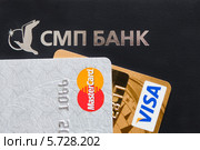 Логотип СМП банка и расчетные банковские карты Visa и Mastercard (2014 год). Редакционное фото, фотограф Victoria Demidova / Фотобанк Лори