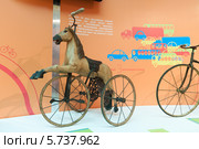 "Конь педальный". Старинный детский велосипед (2013 год). Редакционное фото, фотограф Ольга Визави / Фотобанк Лори