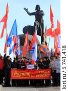 Митинг в поддержку Крыма у памятника добровольцам-танкистам, Челябинск (2014 год). Редакционное фото, фотограф Артём Крылов / Фотобанк Лори