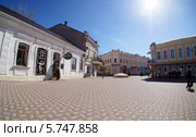 Старинная улочка в центре Феодосии. Республика Крым (2014 год). Редакционное фото, фотограф Виктор Филиппович Погонцев / Фотобанк Лори