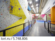 Мужчины, участвующие в восхождении на скалодроме Bigwall на Савеловской, 5 декабря 2012 г. в Москве, Россия. Редакционное фото, фотограф Losevsky Pavel / Фотобанк Лори