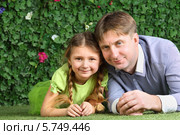 Молодой мама с красивой дочкой в саду. Стоковое фото, фотограф Losevsky Pavel / Фотобанк Лори