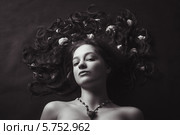 Красивая девушка с ракушками в волосах. Стоковое фото, фотограф Евгения Семенова / Фотобанк Лори