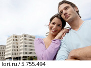молодая пара на фоне офисного здания. Стоковое фото, фотограф Phovoir Images / Фотобанк Лори