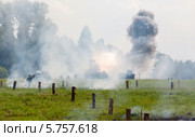 Советский тяжёлый штурмовой танк КВ-2 и взрывы снарядов. Редакционное фото, фотограф Mikhail Starodubov / Фотобанк Лори