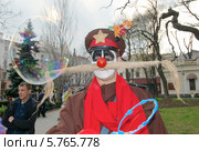 Клоун пускает мыльные пузыри в городском саду 1 апреля. "Юморина" в Одессе (2014 год). Редакционное фото, фотограф KEN VOSAR / Фотобанк Лори
