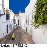 Ребенок на улице Vejer de la Frontera (Вехер де ла Фронтера). Costa de la Luz (Коста де ла Луз), Испания (2013 год). Стоковое фото, фотограф Alexander Tihonovs / Фотобанк Лори