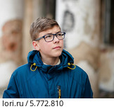 Мальчик-подросток на прогулке смотрит вверх (2014 год). Редакционное фото, фотограф Игорь Низов / Фотобанк Лори