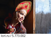 Русская молодая женщина в кокошнике с чашкой в руках. Стоковое фото, фотограф Евгения Семенова / Фотобанк Лори