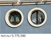 Круглое окно офисного здания, Минск, Беларусь (2014 год). Стоковое фото, фотограф Марина Шатерова / Фотобанк Лори