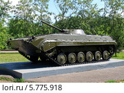 БМП-1 в парке культуры и отдыха "Парк Победы" им. Г.К.Жукова г.Кемерово (вид спереди) (2012 год). Редакционное фото, фотограф Николай Патрин / Фотобанк Лори